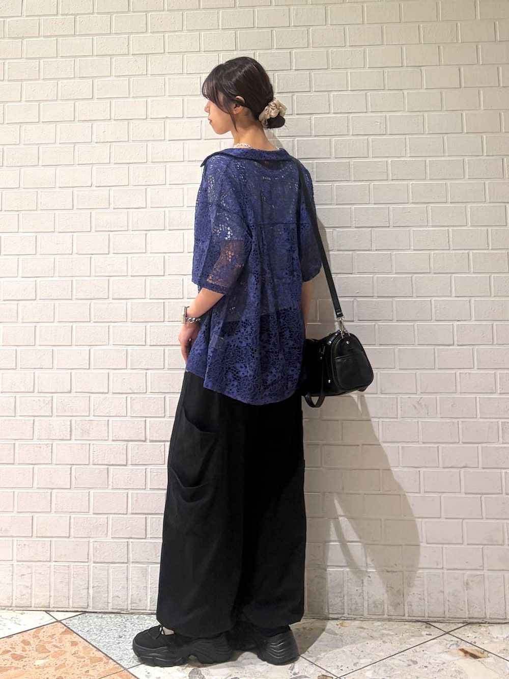 ブラック系のショルダーバッグ、ブルー系のシャツ/ブラウス、ブルー系のTシャツ/カットソーを着用したレディースの夏コーディネートの4枚目の写真