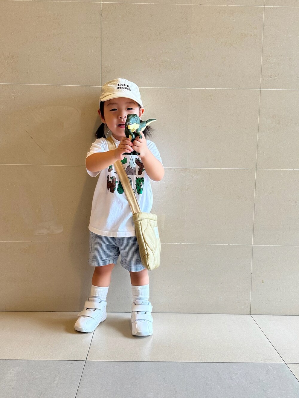 「ootd」｜「ASICSのアイテム（シューズ、ホワイト系）」を使った、coco and doreenさん（キッズ・80cm）の秋コーディネートの2枚目の写真