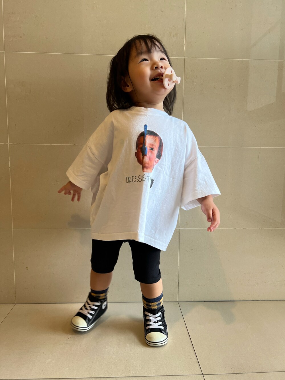 ブラック系のパンツ、ブラック系のシューズを着用したキッズの秋コーディネートの2枚目の写真