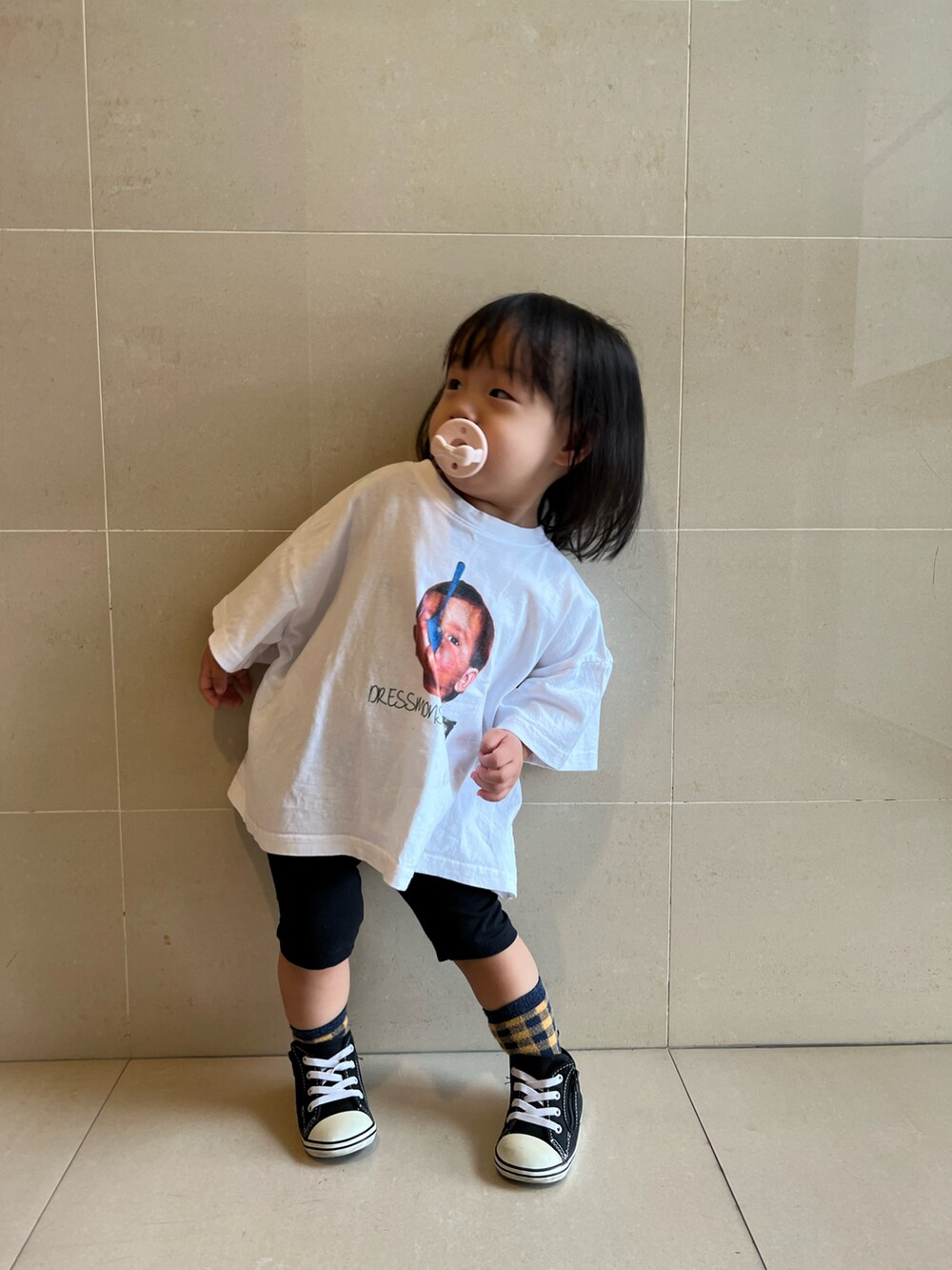 ブラック系のパンツ、ブラック系のシューズを着用したキッズの秋コーディネートの3枚目の写真