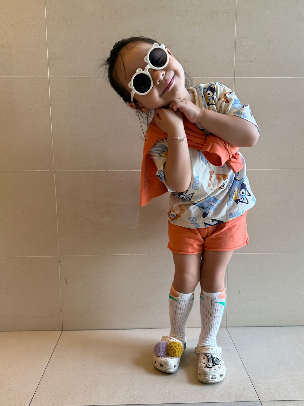 「ootd」｜「crocsのアイテム（シューズ、ホワイト系）」を使った、coco and doreenさん（キッズ・100cm）の春コーディネートの2枚目の写真