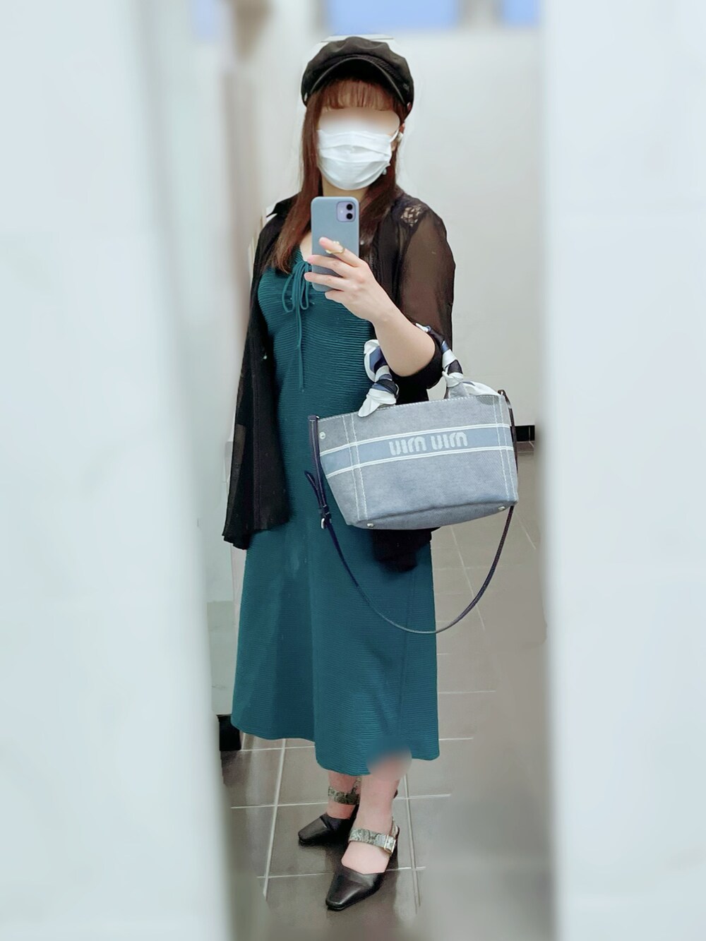 グリーン系のワンピース/ドレス、ブラック系のシャツ/ブラウス、ブルー系のバッグを着用したレディースの夏コーディネートの2枚目の写真