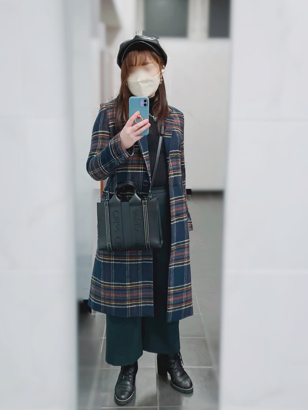 ブラック系のトートバッグ、その他のチェスターコート、グリーン系のパンツを着用したレディースの冬コーディネートの2枚目の写真