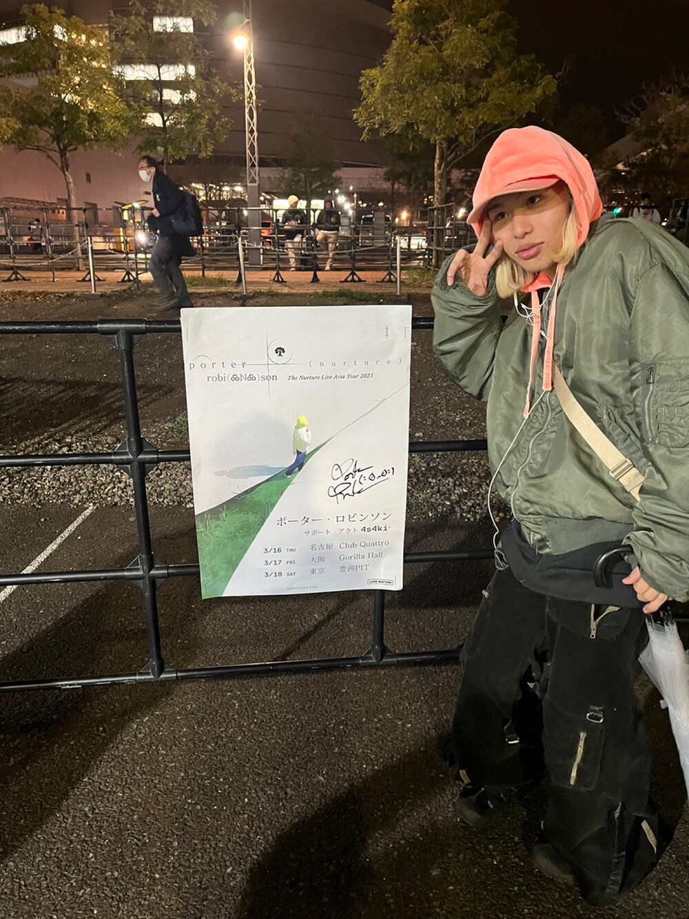 グリーン系のMA-1、ベージュ系のショルダーバッグ、ブラック系のパンツを着用したメンズの春コーディネートの3枚目の写真