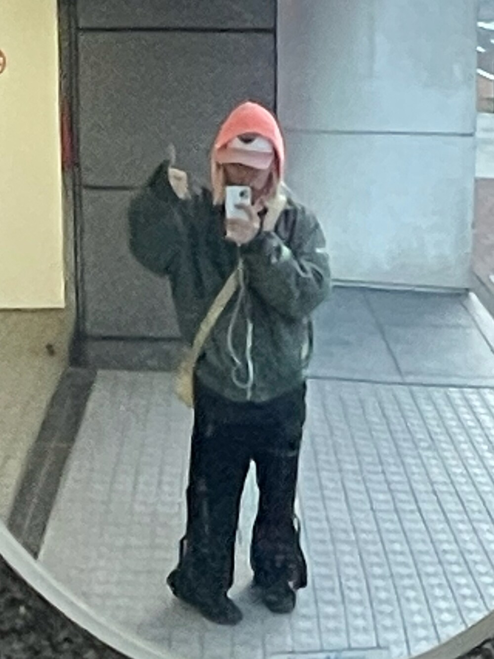 グリーン系のMA-1、ベージュ系のショルダーバッグ、ブラック系のパンツを着用したメンズの春コーディネートの2枚目の写真