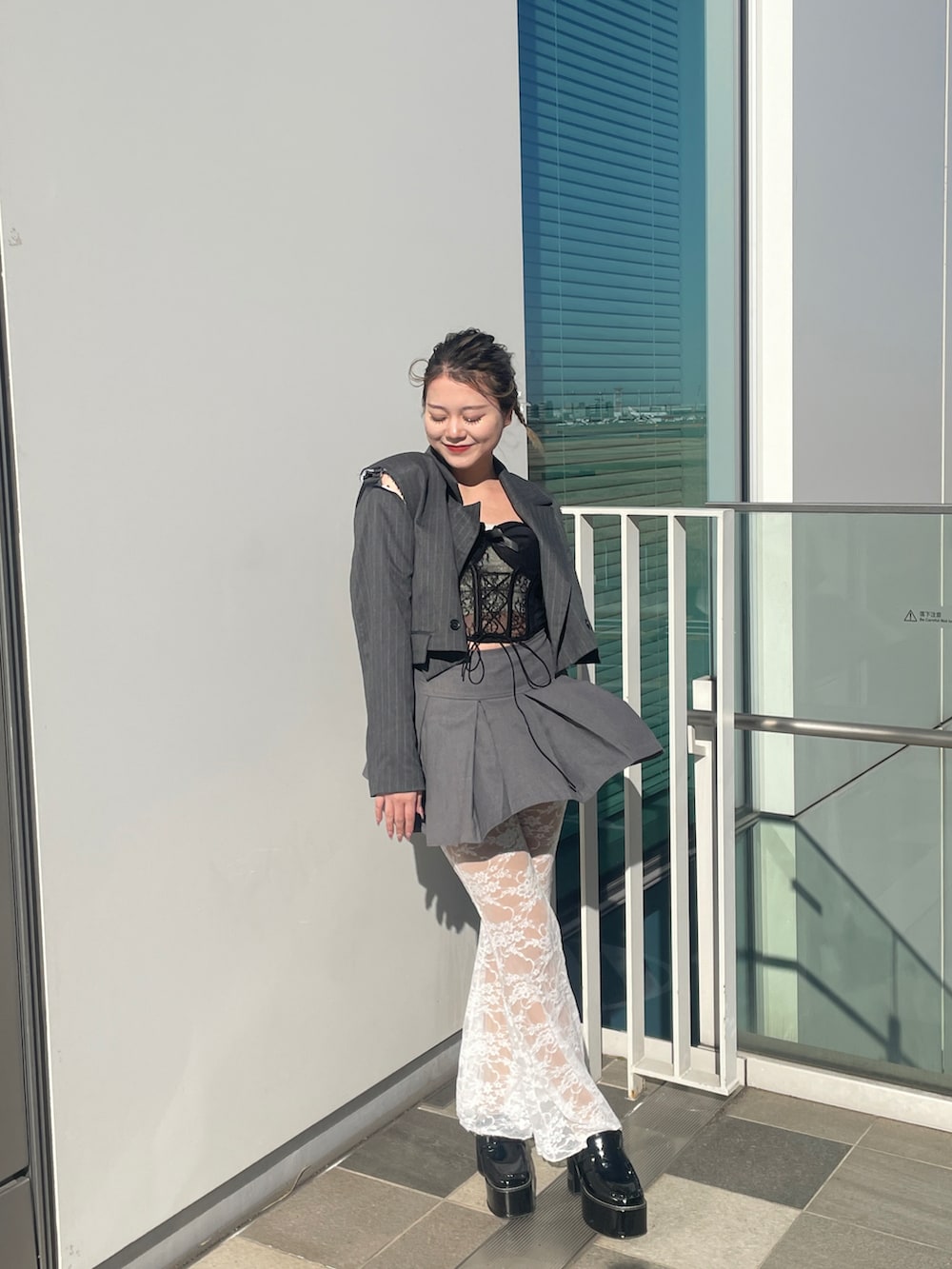 ブラック系のその他トップス、グレー系のスカート、グレー系のテーラードジャケットを着用したレディースの春コーディネートの4枚目の写真
