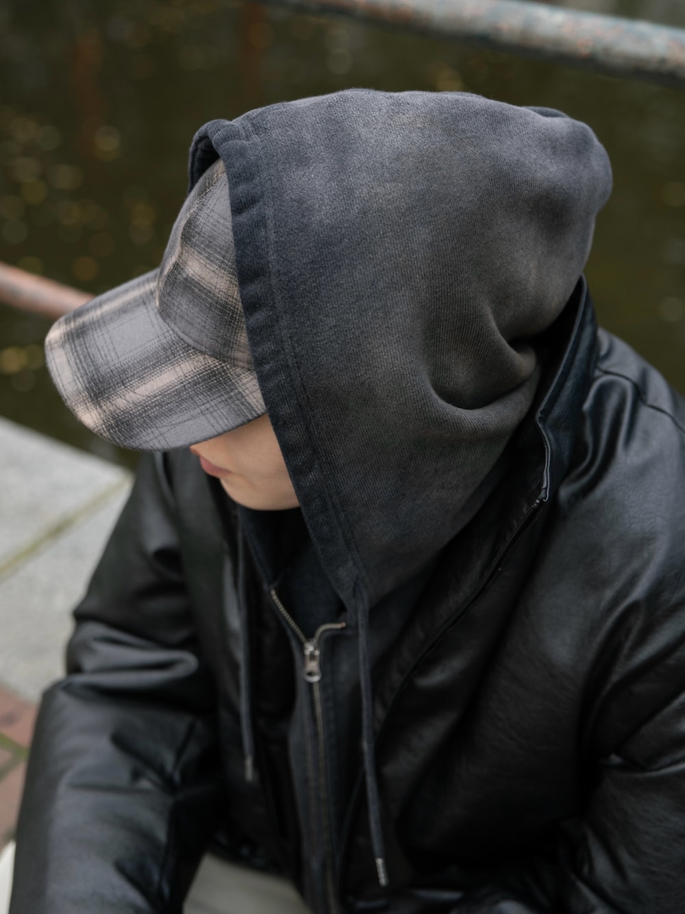 ブラック系のパーカー、ブラック系のダウンジャケット/コート、その他の帽子を着用したメンズの秋コーディネートの4枚目の写真