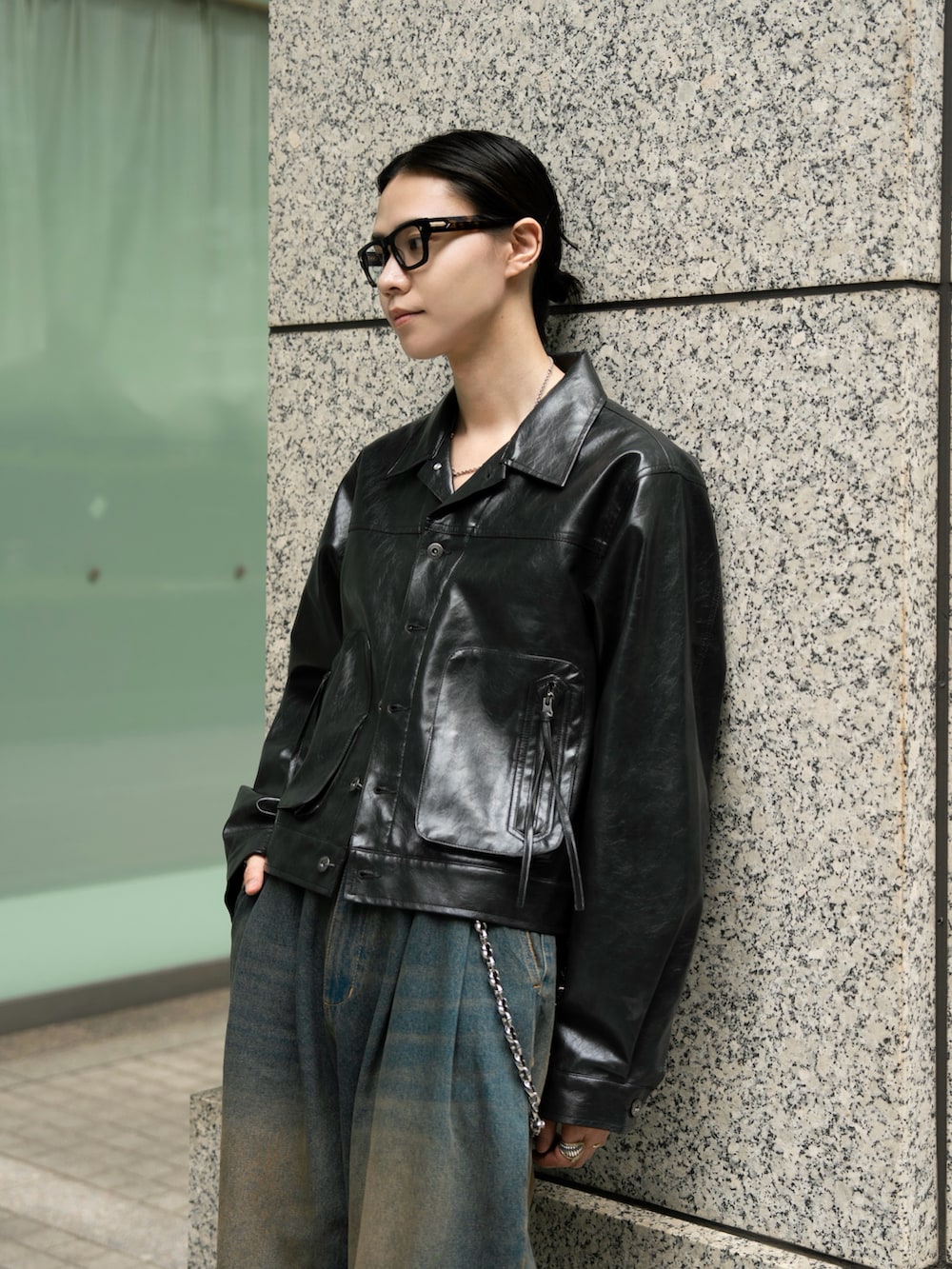 ブラック系のその他アウター、ブルー系のデニムパンツを着用したメンズの秋コーディネートの2枚目の写真