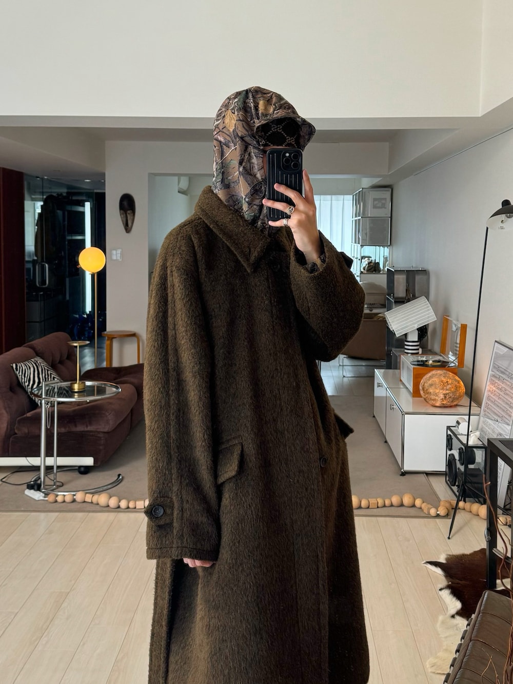 ブラック系のマウンテンパーカー、グリーン系のカーゴパンツ、ベージュ系のサンダルを着用したメンズの秋コーディネートの2枚目の写真