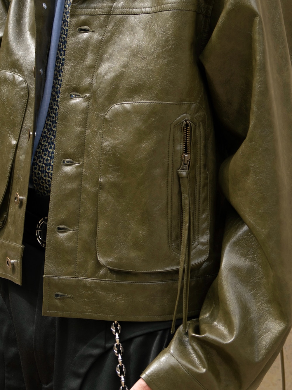 グリーン系のその他アウター、ブラック系のスラックスを着用したメンズの秋コーディネートの5枚目の写真