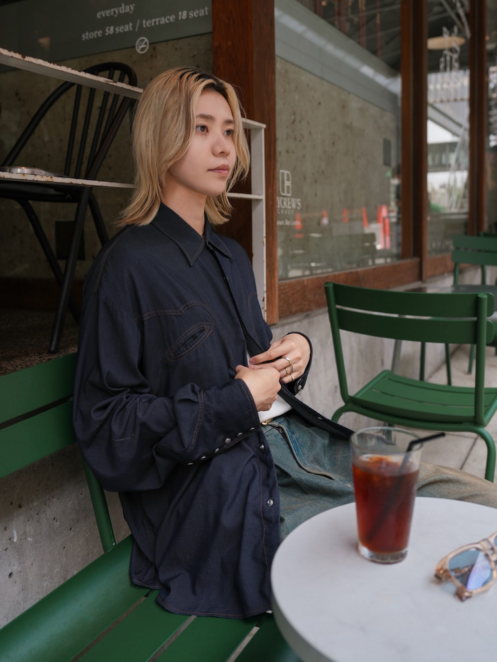 ブルー系のシャツ/ブラウス、ブルー系のデニムパンツを着用したメンズの夏コーディネートの3枚目の写真