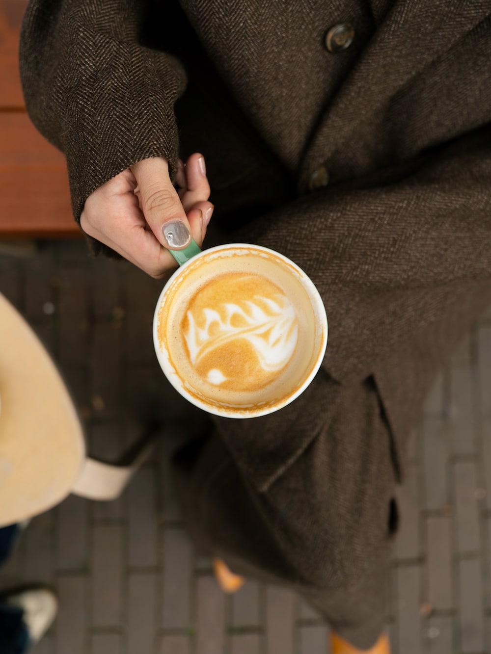 ブラウン系のテーラードジャケット、ブラウン系のスラックスを着用したメンズの秋コーディネートの4枚目の写真