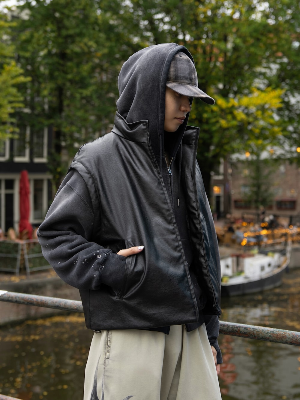 ブラック系のダウンジャケット/コート、ブラック系のパーカーを着用したメンズの秋コーディネートの4枚目の写真