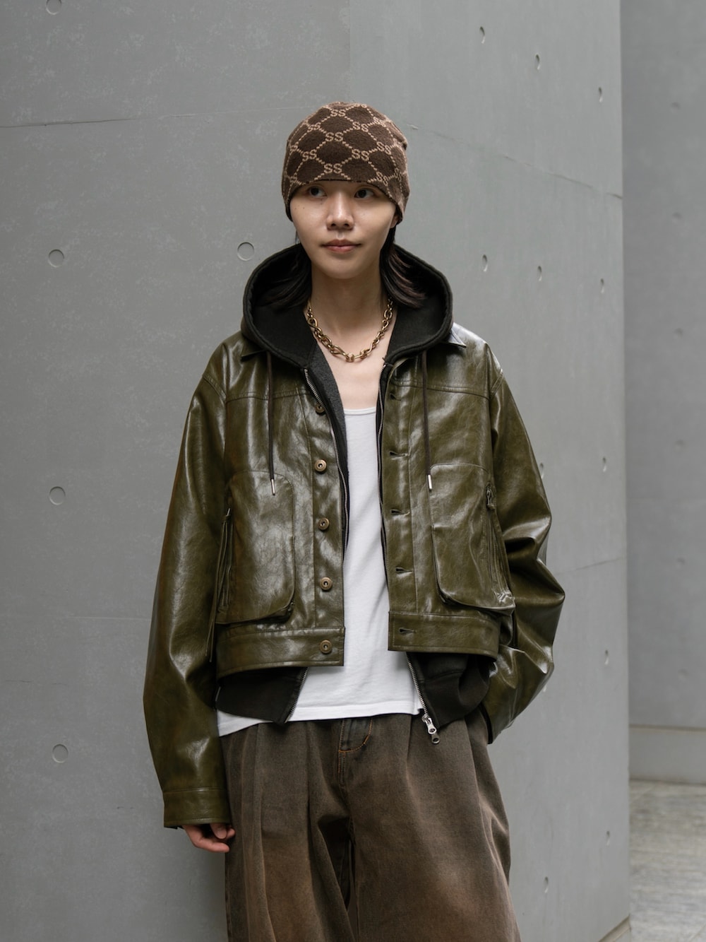 ブラウン系のパーカー、グリーン系のその他アウターを着用したメンズの秋コーディネートの4枚目の写真