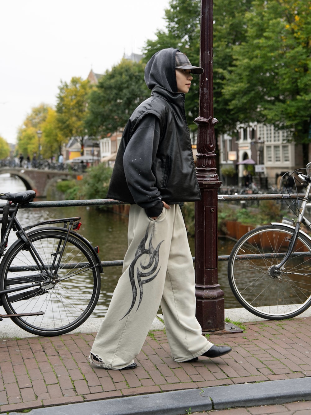 ブラック系のダウンジャケット/コート、ブラック系のパーカーを着用したメンズの秋コーディネートの2枚目の写真