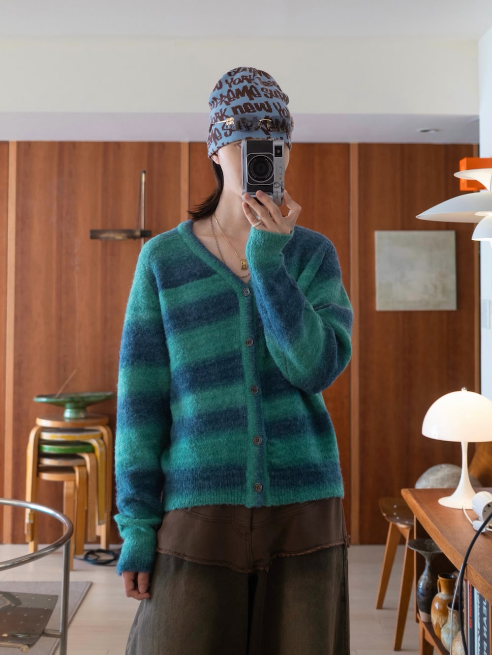 ブラウン系のダウンジャケット/コート、ブラウン系のデニムパンツを着用したメンズの秋コーディネートの4枚目の写真