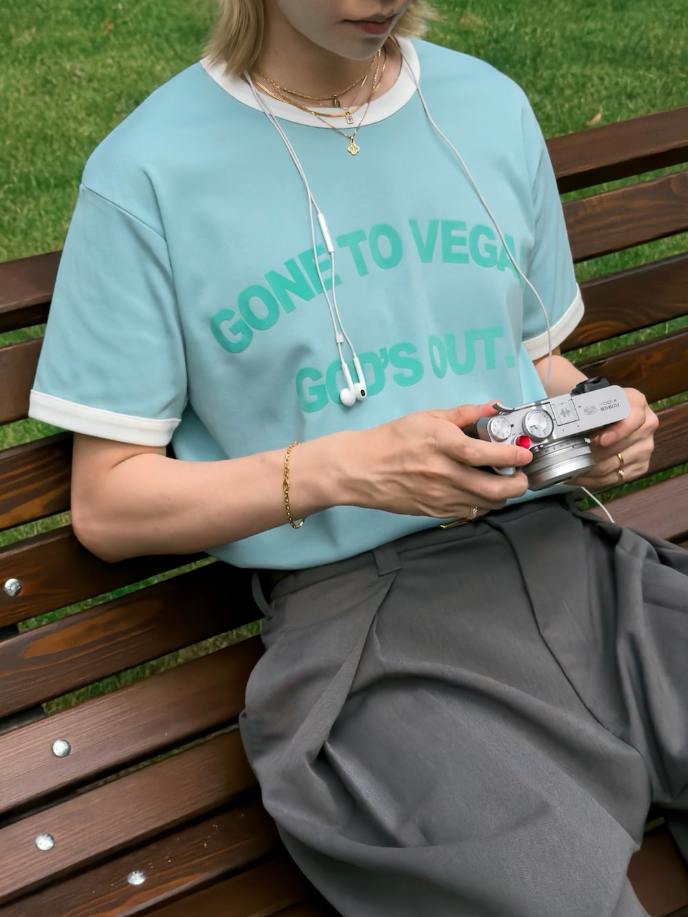 ブルー系のTシャツ/カットソー、グレー系のスラックス、ホワイト系のサンダルを着用したメンズの夏コーディネートの5枚目の写真
