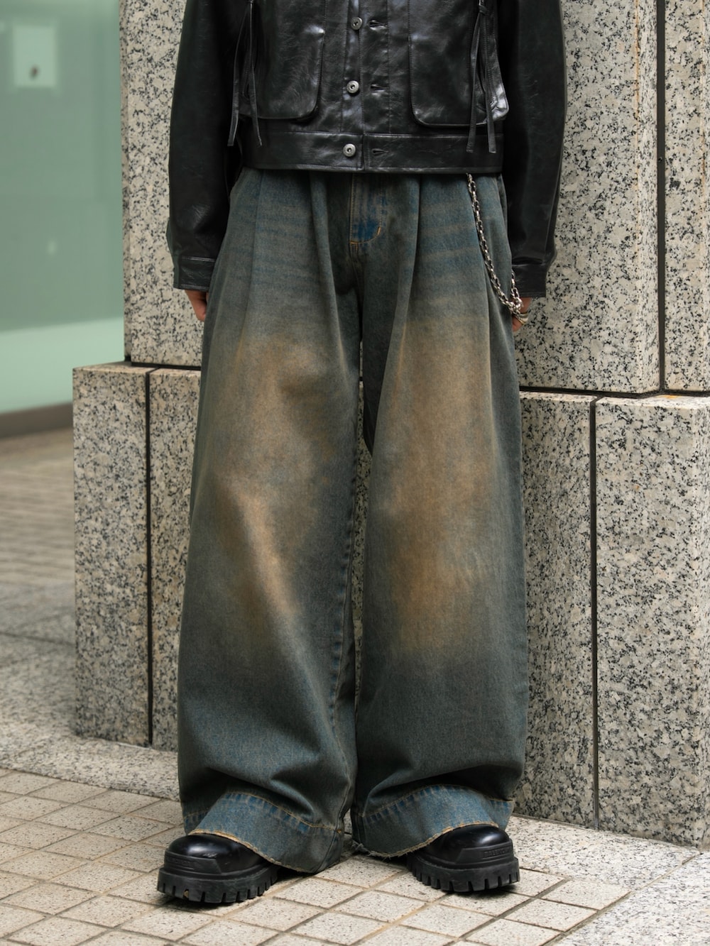 ブラック系のその他アウター、ブルー系のデニムパンツを着用したメンズの秋コーディネートの4枚目の写真