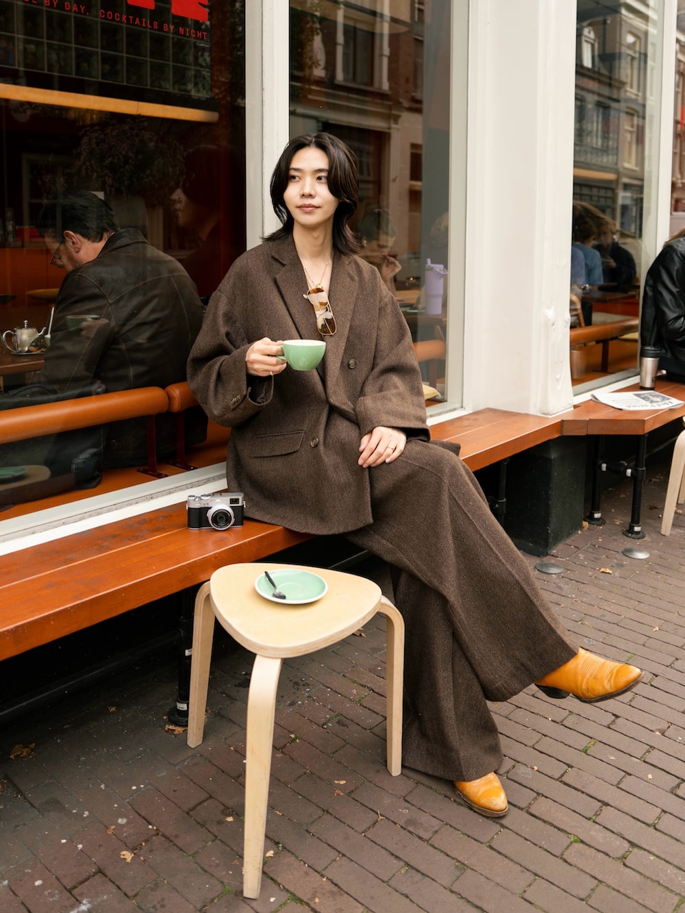 ブラウン系のテーラードジャケット、ブラウン系のスラックスを着用したメンズの秋コーディネートの2枚目の写真