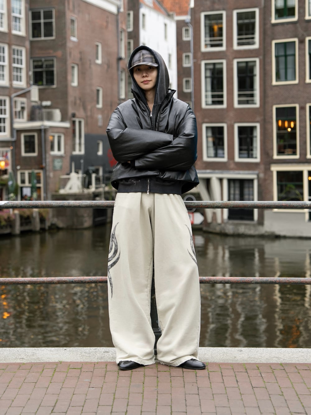 ブラック系のダウンジャケット/コート、ブラック系のパーカーを着用したメンズの秋コーディネートの5枚目の写真