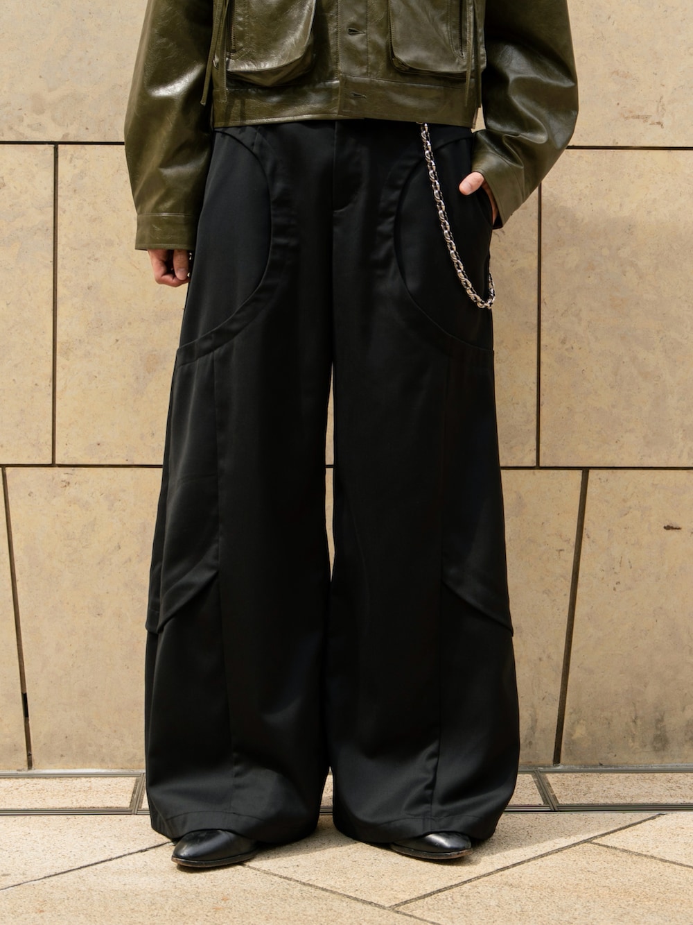 グリーン系のその他アウター、ブラック系のスラックスを着用したメンズの秋コーディネートの3枚目の写真