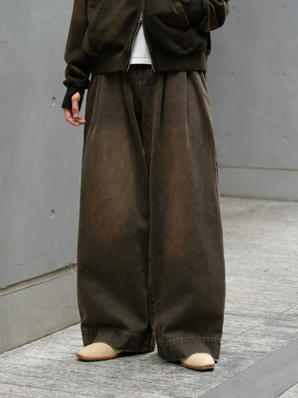 ブラウン系のパーカー、グリーン系のその他アウターを着用したメンズの秋コーディネートの3枚目の写真