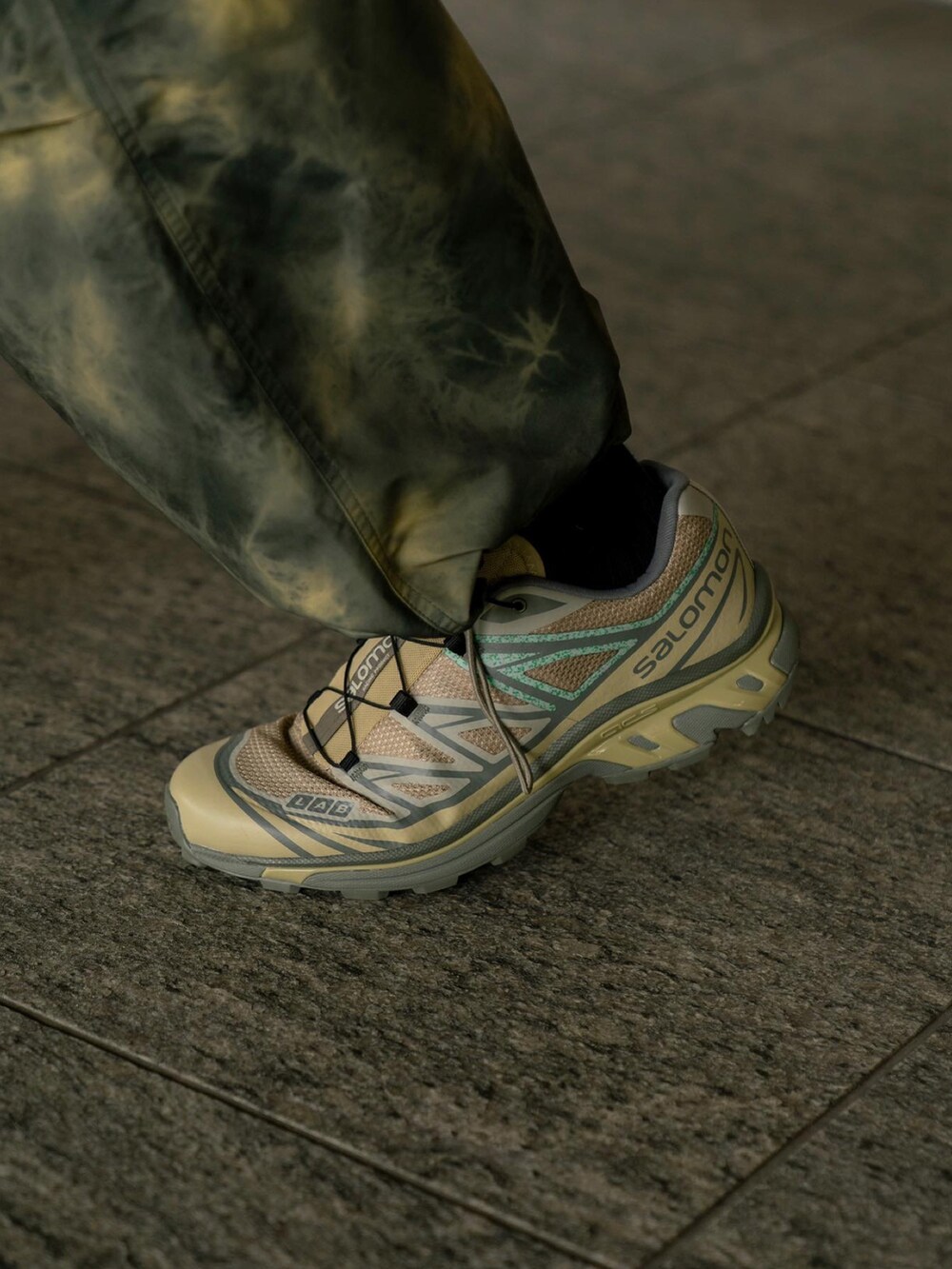 ブラック系のショルダーバッグ、グリーン系のカーゴパンツ、イエロー系のテーラードジャケットを着用したメンズの秋コーディネートの4枚目の写真