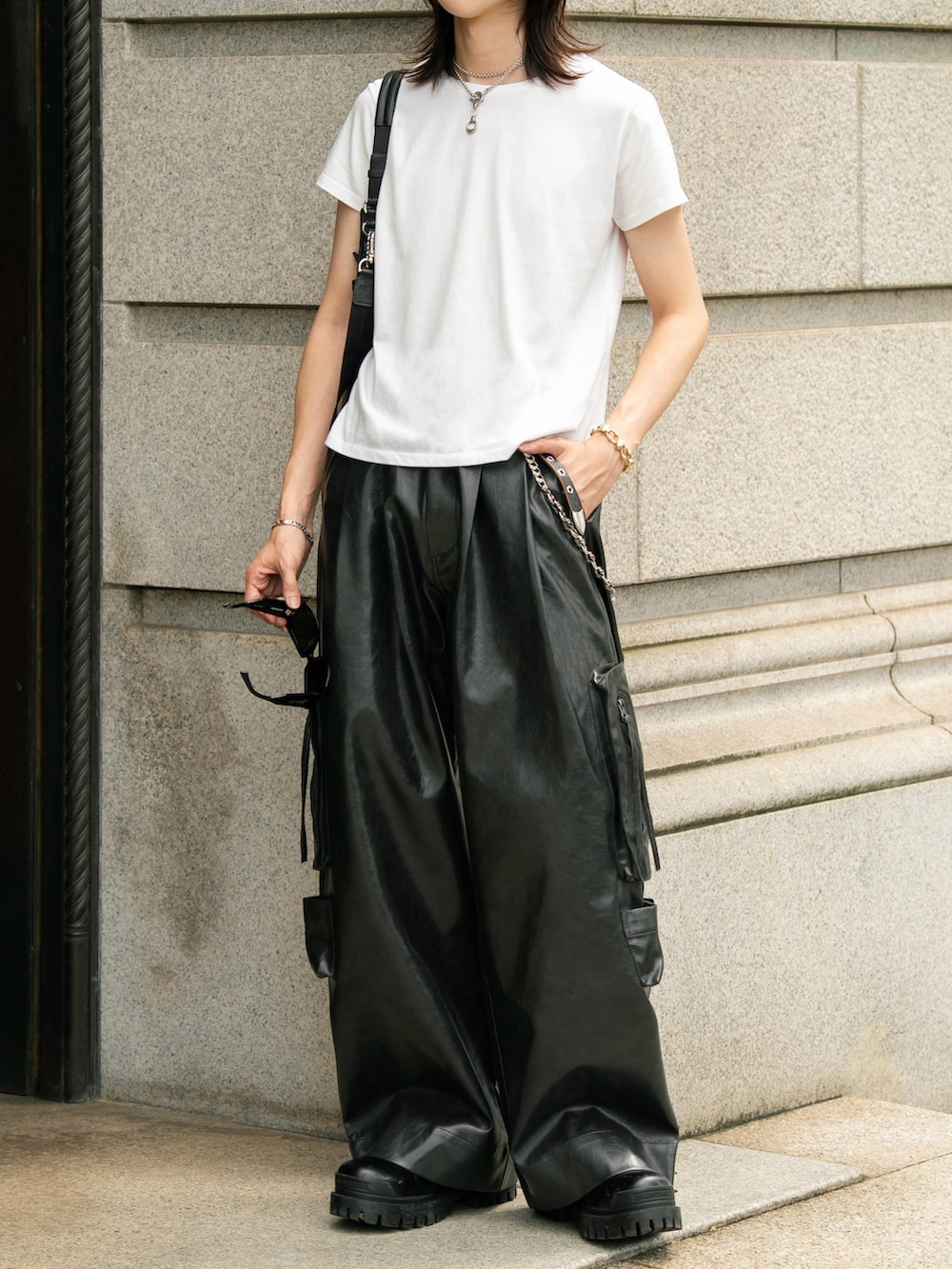 ブラック系のカーゴパンツを着用したメンズの秋コーディネートの5枚目の写真