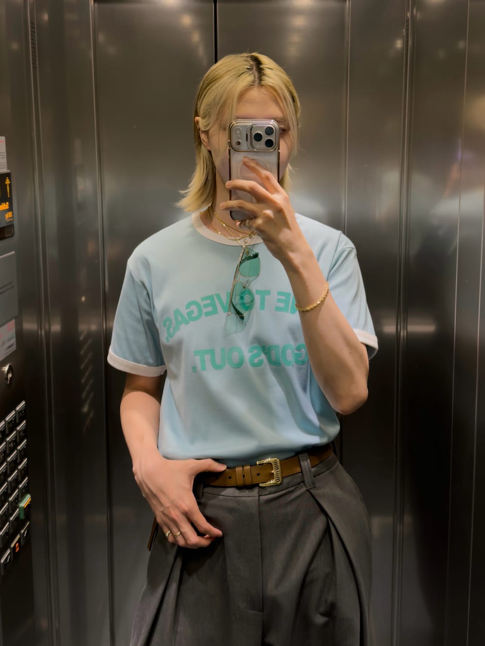 ブルー系のTシャツ/カットソー、グレー系のスラックス、ホワイト系のサンダルを着用したメンズの夏コーディネートの3枚目の写真