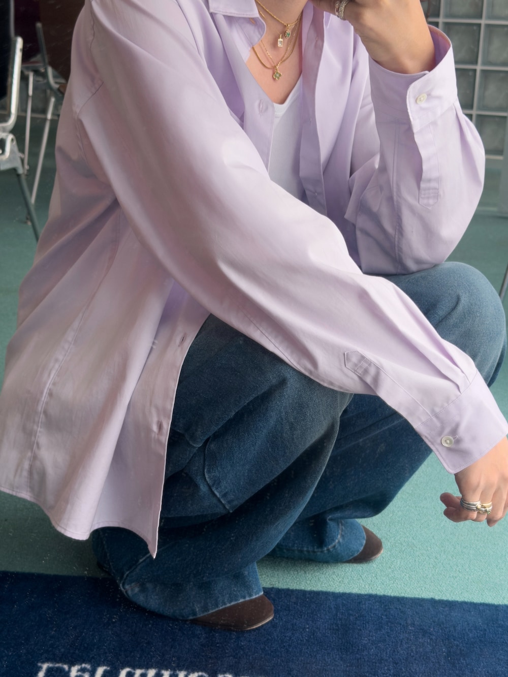 ブルー系のデニムパンツ、ブラウン系のボストンバッグ、ブラウン系のシューズを着用したメンズの夏コーディネートの5枚目の写真