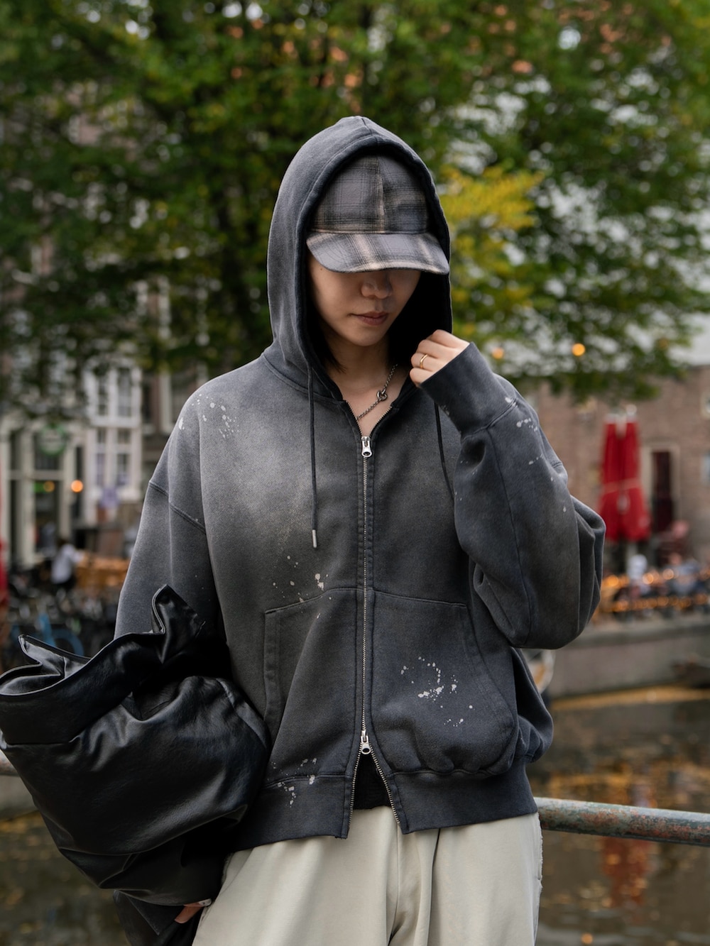 ブラック系のダウンジャケット/コート、ブラック系のパーカーを着用したメンズの秋コーディネートの3枚目の写真