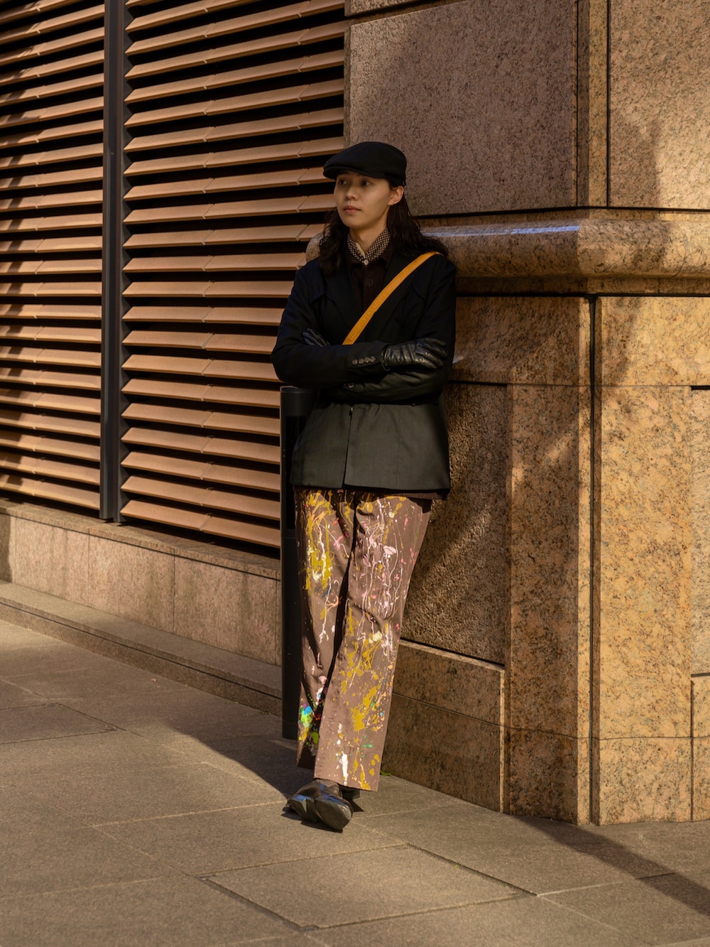 ブラック系のトレンチコート、ブラック系のテーラードジャケットを着用したメンズの春コーディネートの3枚目の写真