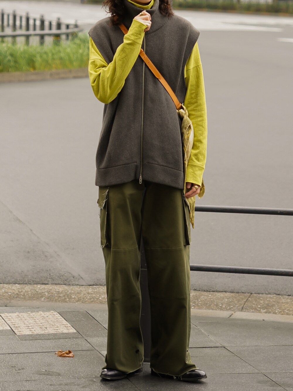 グレー系のベスト、グリーン系のカーゴパンツ、グリーン系のTシャツ/カットソーを着用したメンズの秋コーディネートの5枚目の写真