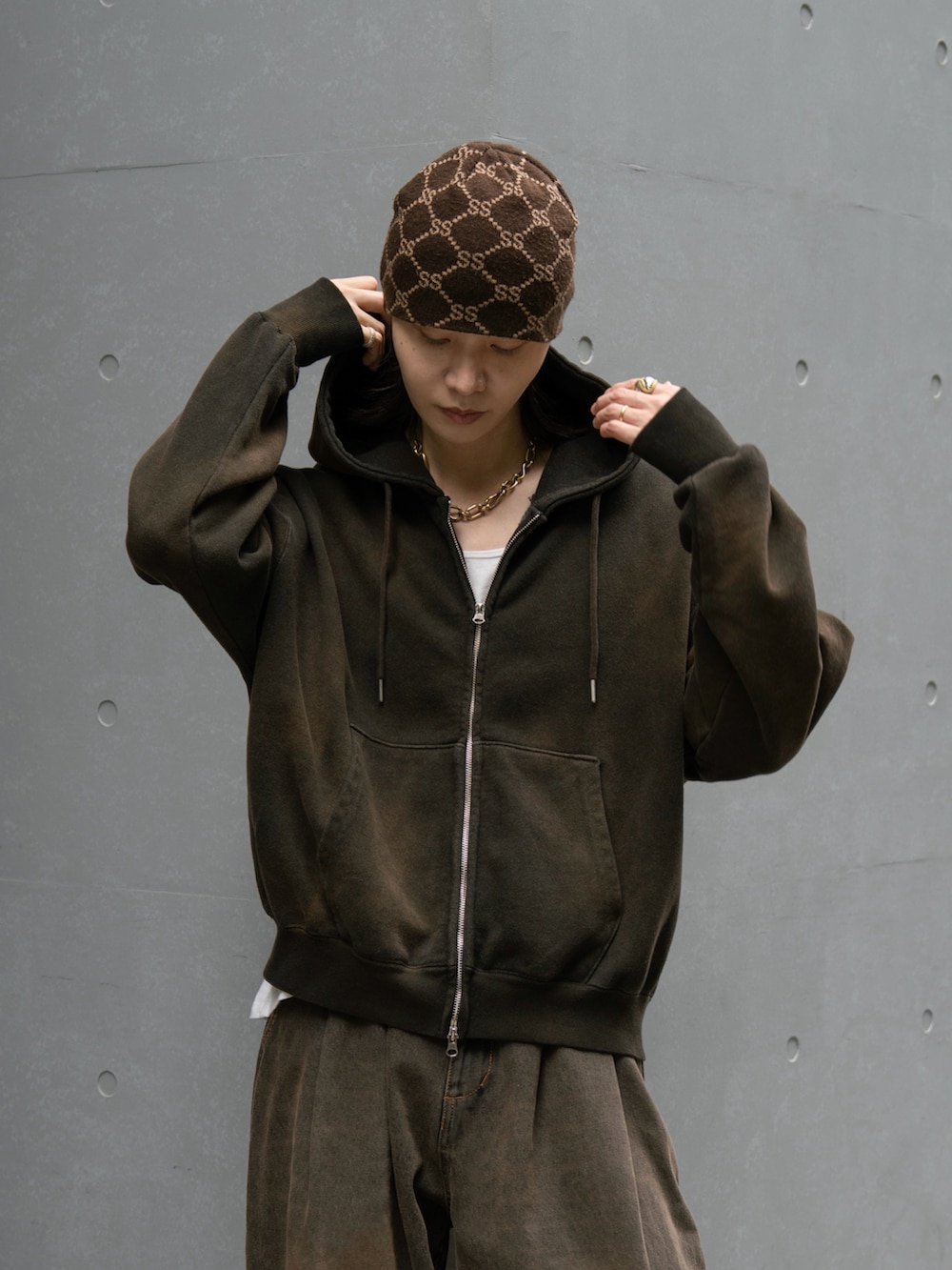 ブラウン系のパーカー、グリーン系のその他アウターを着用したメンズの秋コーディネートの5枚目の写真