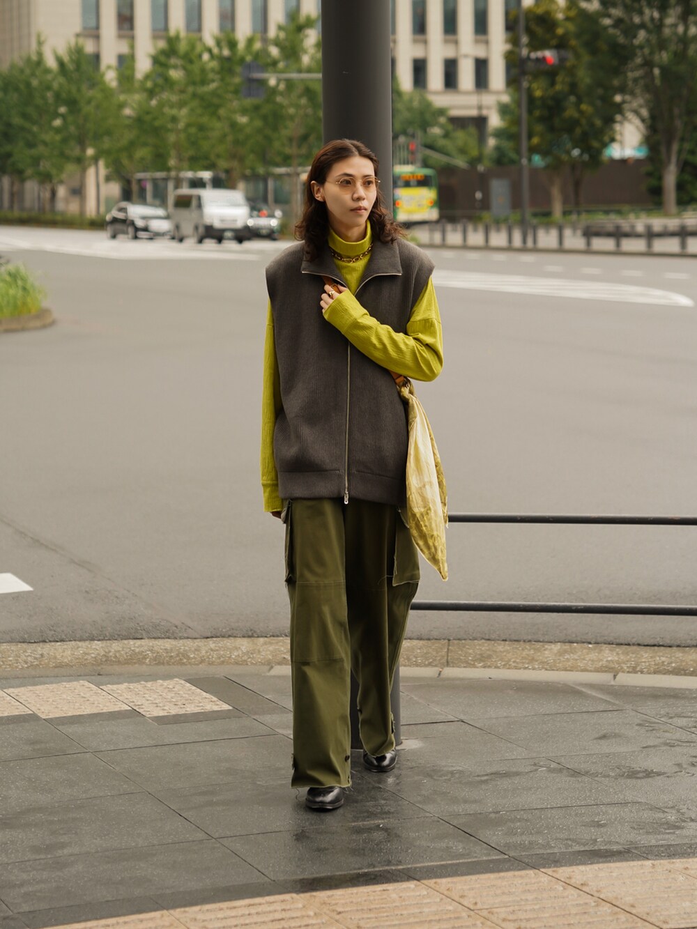 グレー系のベスト、グリーン系のカーゴパンツ、グリーン系のTシャツ/カットソーを着用したメンズの秋コーディネートの3枚目の写真