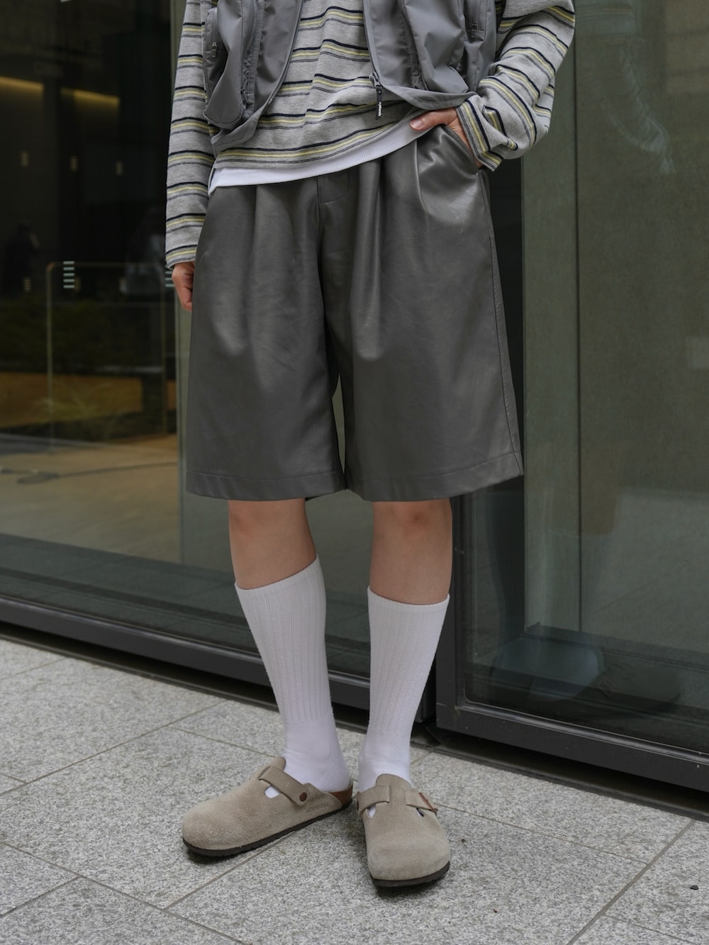 グレー系のTシャツ/カットソー、グレー系のその他パンツ、ベージュ系のサンダルを着用したメンズの夏コーディネートの4枚目の写真