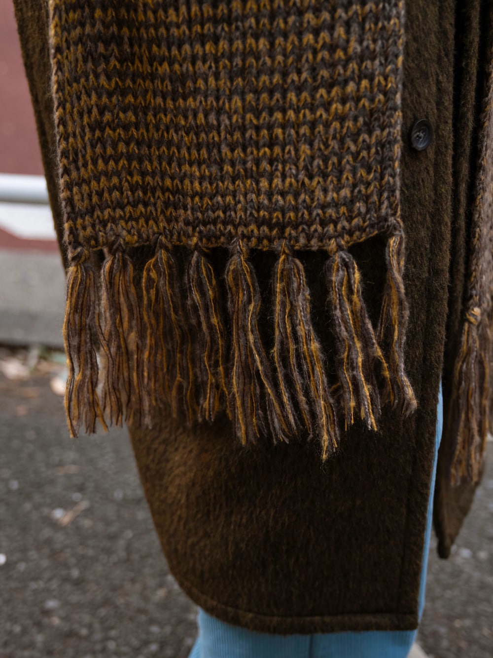 ブラック系のステンカラーコート、ベージュ系のその他パンツ、グレー系のパーカーを着用したメンズの秋コーディネートの5枚目の写真