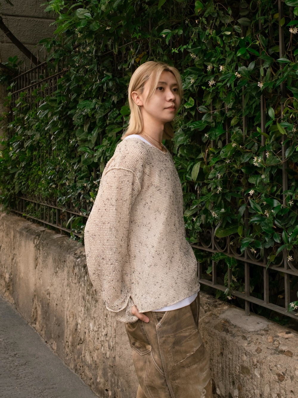 ベージュ系のニット/セーター、ブルー系のデニムパンツ、ブラウン系のバッグを着用したメンズの夏コーディネートの4枚目の写真