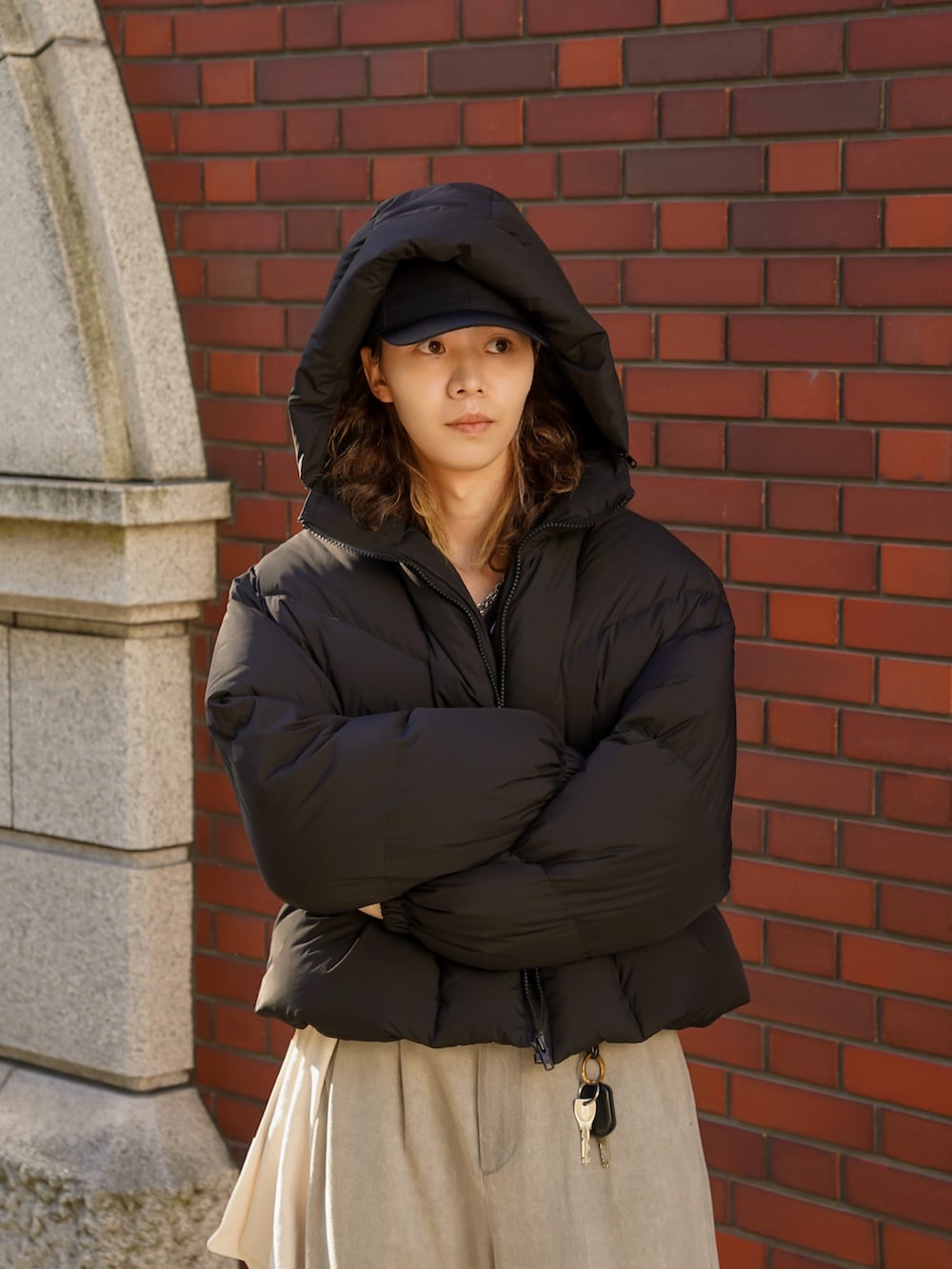 グレー系のデニムパンツ、ブラック系のドレスシューズ、グレー系のニット/セーターを着用したメンズの秋コーディネートの5枚目の写真