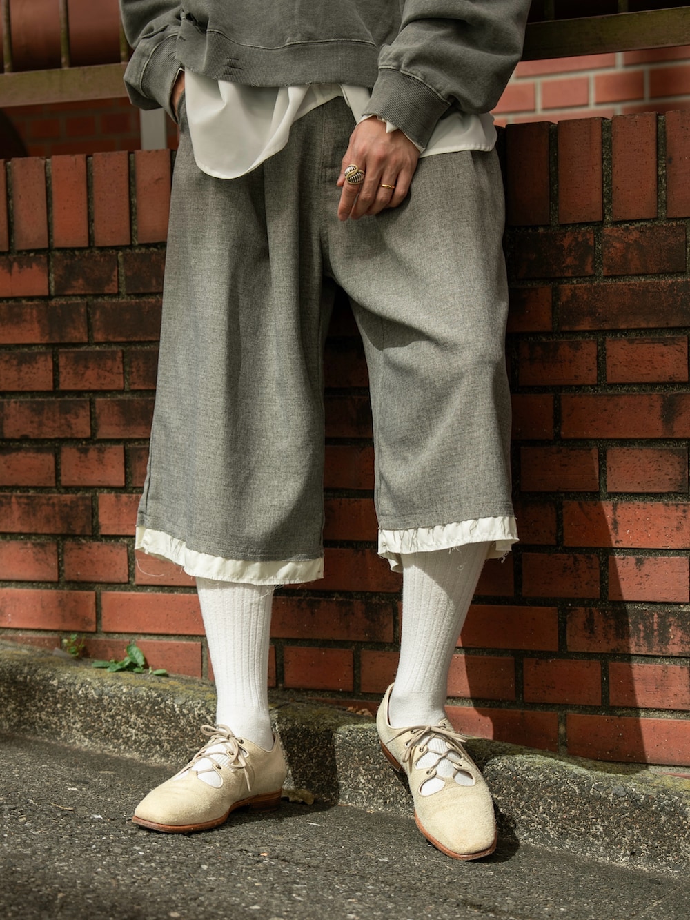 グレー系のスウェット、グレー系のデニムパンツを着用したメンズの秋コーディネートの3枚目の写真