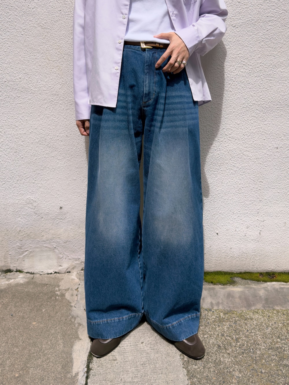 ブルー系のデニムパンツ、ブラウン系のボストンバッグ、ブラウン系のシューズを着用したメンズの夏コーディネートの2枚目の写真