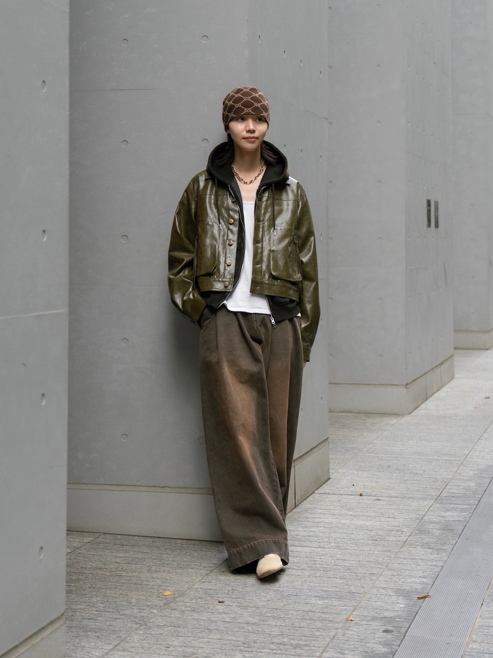 ブラウン系のパーカー、グリーン系のその他アウターを着用したメンズの秋コーディネートの2枚目の写真