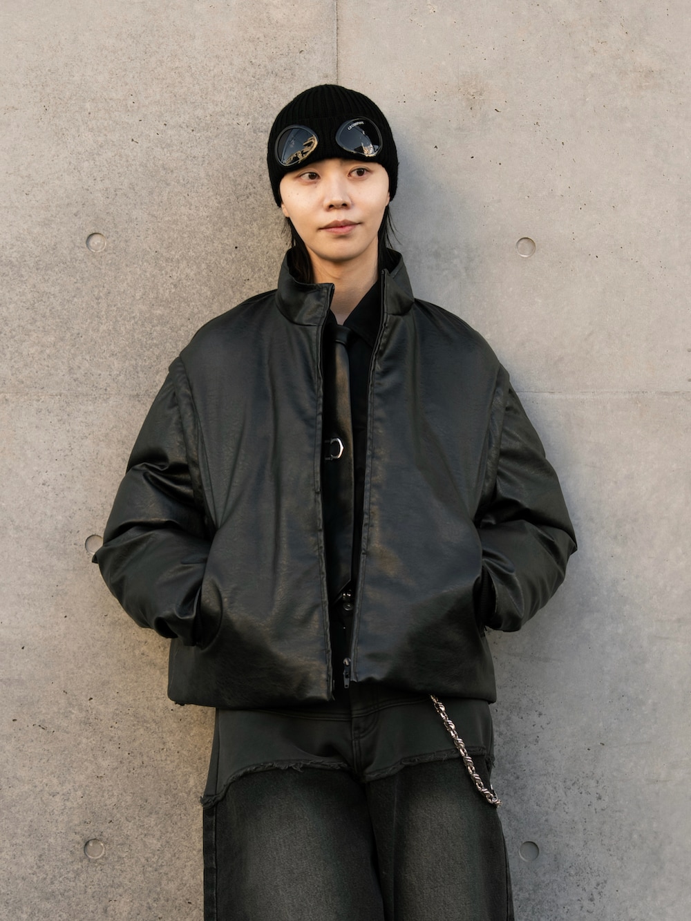 ブラック系のダウンジャケット/コート、ブラウン系のデニムパンツを着用したメンズの秋コーディネートの2枚目の写真