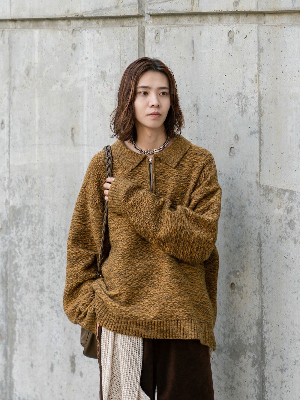 グレー系のその他パンツ、ホワイト系のショルダーバッグ、イエロー系のニット/セーターを着用したメンズの秋コーディネートの3枚目の写真