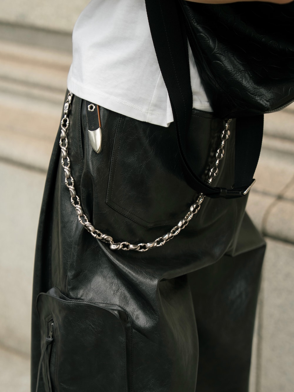 ブラック系のカーゴパンツを着用したメンズの秋コーディネートの4枚目の写真