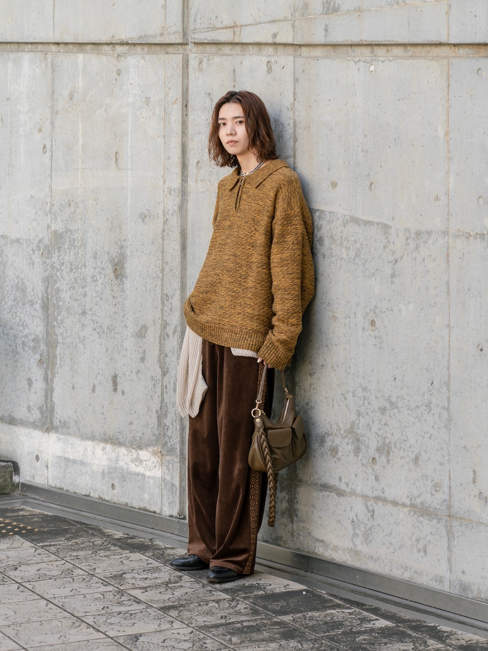 グレー系のその他パンツ、ホワイト系のショルダーバッグ、イエロー系のニット/セーターを着用したメンズの秋コーディネートの5枚目の写真