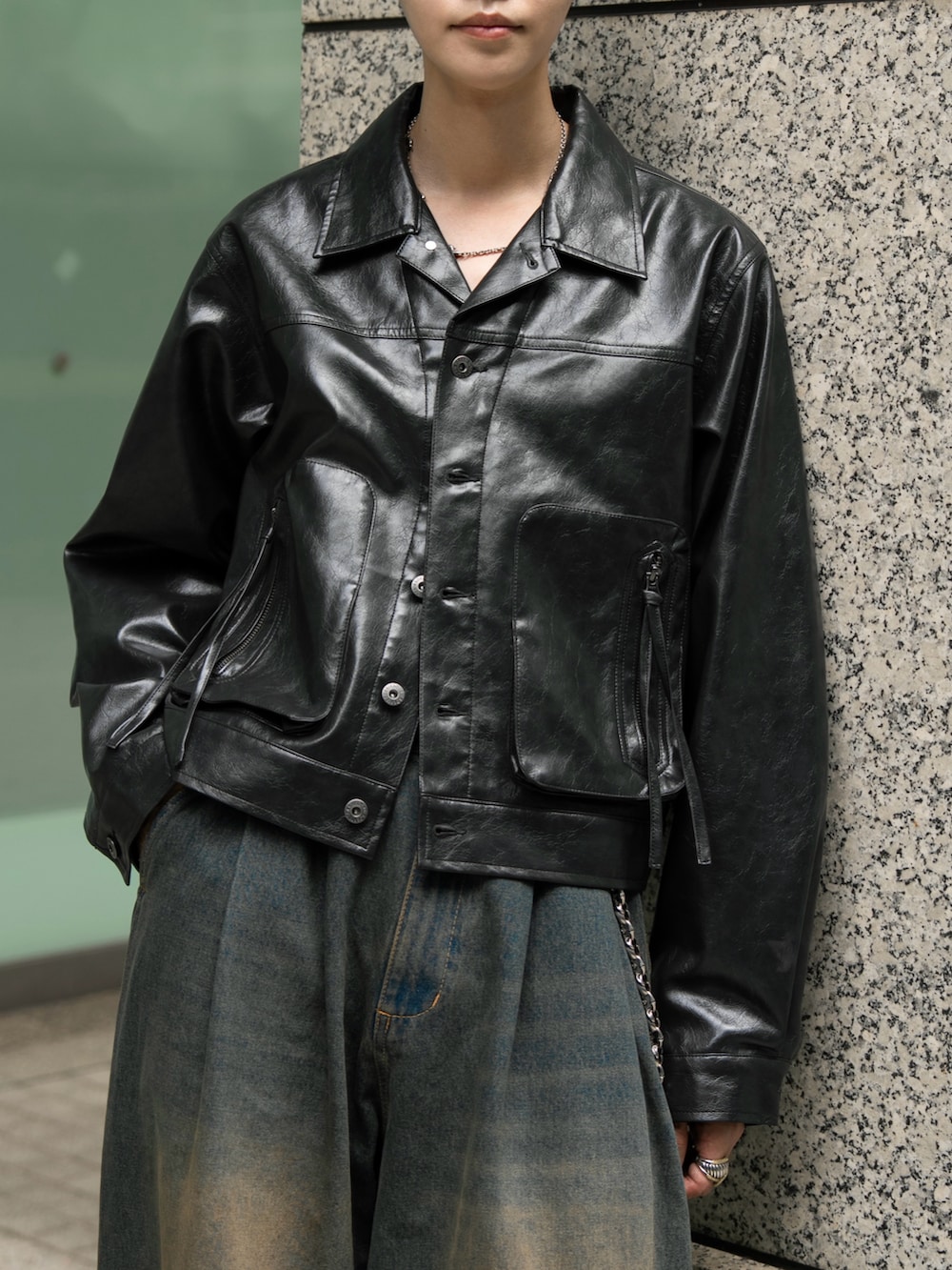 ブラック系のその他アウター、ブルー系のデニムパンツを着用したメンズの秋コーディネートの3枚目の写真