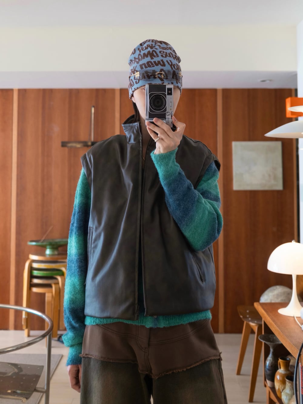 ブラウン系のダウンジャケット/コート、ブラウン系のデニムパンツを着用したメンズの秋コーディネートの2枚目の写真