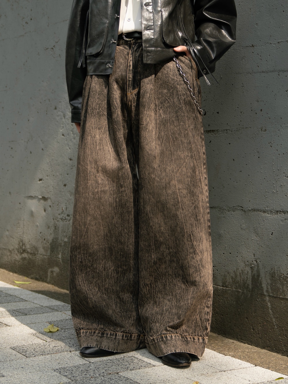 ブラック系のその他アウター、ブラウン系のデニムパンツを着用したメンズの秋コーディネートの4枚目の写真