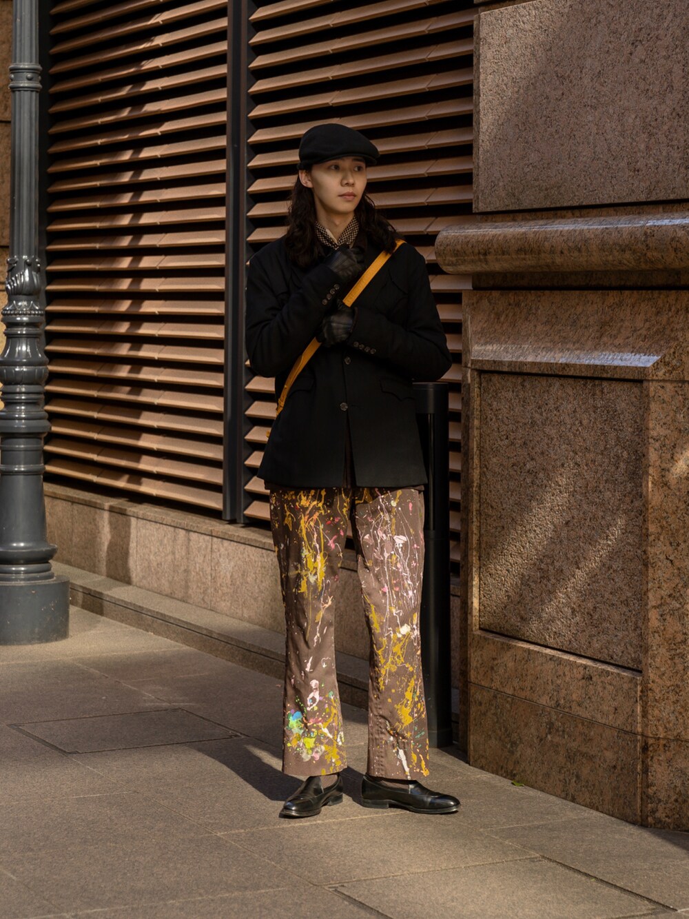 ブラック系のトレンチコート、ブラック系のテーラードジャケットを着用したメンズの春コーディネートの5枚目の写真